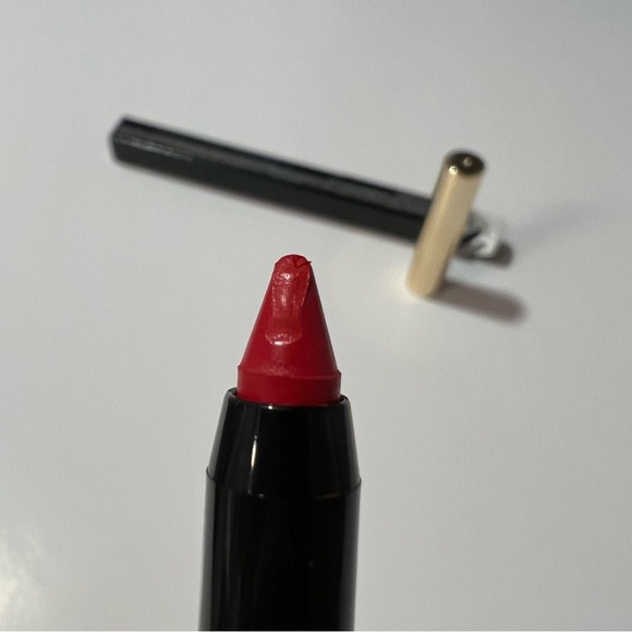 Bobbi Brown De Luxe Defining Lipstick Redefined
A classic neutral red. - Picture 9 of 9